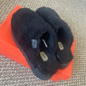UGG Maxi Curly Platform Slipper